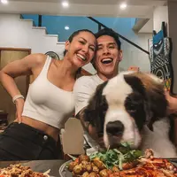 Seru punya peliharaan anjing, menjadi salah satu bagian keluarga dari Andrea Dian dan Ganindra Bimo. Tidak jarang keduanya membagikan momen serunya saat bersama anjing peliharaan saat berada di rumah hingga jalan-jalan bareng. (Liputan6.com/IG/@andreadianbimo)