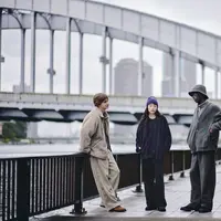 Kolaborasi UNIQLO X NEEDLES menghadirkan gaya fleece dengan sentuhan streetwear khas Jepang. (foto: UNIQLO.dok)