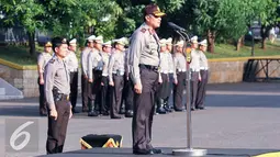 Wakapolda Metro Jaya, Brigjen Pol Nandang Jumantara memimpin apel pengamanan di halaman Mapolda Metro, Jakarta, Rabu (4/5/2016). Rencananya, sebanyak 6 ribu personel keamanan akan disiapkan untuk pengamanan. (Liputan6.com/Yoppy Renato)