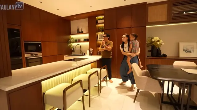 Potret Dapur dan Meja Makan di Rumah Mona Ratuliu dan Indra Brasco (YouTube/Taulany TV)