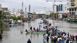 Warga menaiki perahu untuk pindah ketempat yang lebih aman akibat banjir besar di Chennai, India, (2/11/2015). Curah hujan terparah dari satu abad telah menyebabkan banjir besar di seluruh bagian India selatan. (REUTERS/Stringer)