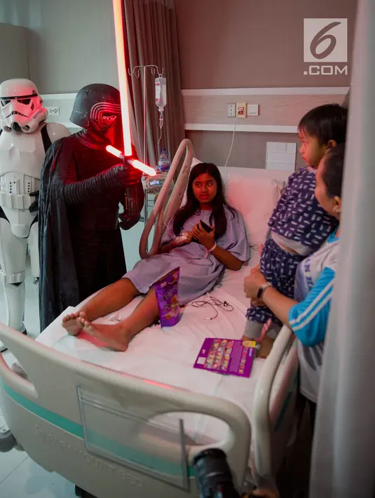 Sejumlah karakter film Star Wars menyapa pasien di Siloam Hospitals TB Simatupang, Jakarta Selatan, Sabtu (6/4). Kehadiran karakter Star Wars ini untuk menghibur para pasien, khususnya anak-anak di rumah sakit tersebut. (Liputan6.com/Faizal Fanani)
