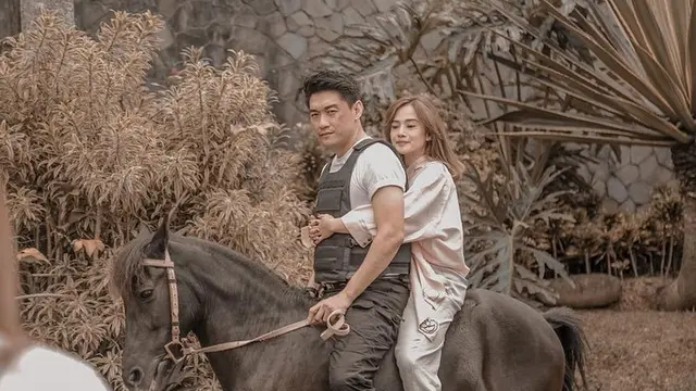6 Momen Mesra Ifan Seventeen dan Citra Monica Saat Naik Kuda