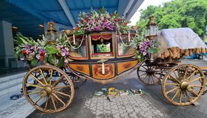 Kereta Garuda Kencana yang akan dinaiki PB XIV usai penobatan nanti juga telah disiapkan di depan Pagelaran Sasana Sumewa. (Liputan6.com/ Fajar Abrori)