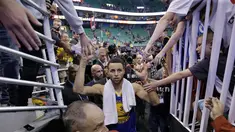 Bintang Golden State Warriors, Stephen Curry menyapa fans usai timnya menang atas Utah Jazz pada gim keempat playoff NBA di Salt Lake City, Senin (8/5/2017). Warriors menang 121-95.  (AP/Rick Bowmer)