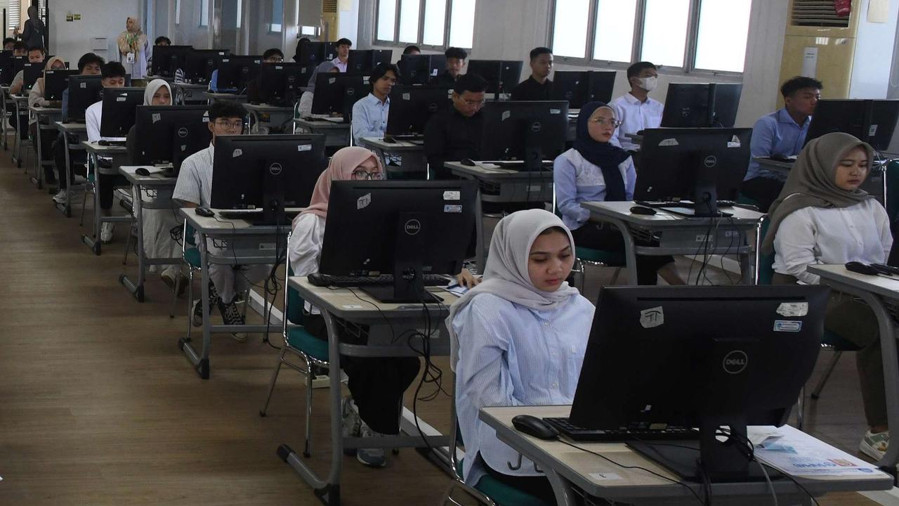 Peserta mengikuti UTBK-SNBT di Kampus UPN Veteran