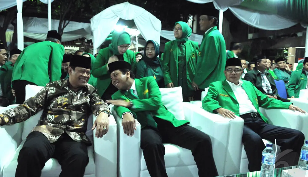 Menkopolhukam, Tedjo Edhy (kiri) saat berbincang dengan Ketum PPP versi Munas Surabaya, M. Romahurmuziy dalam acara Harlah ke-42 PPP di Jakarta, Senin (5/1/2015). (Liputan6.com/Andrian M Tunay)