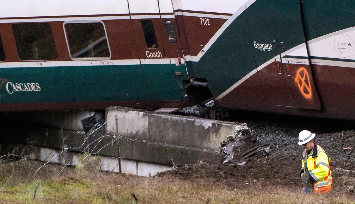 Salah satu gerbong kereta Amtrak yang path setelah kecelakaan di Interstate di DuPont, Washington, AS (18/12). Gerbong-gerbong kereta jatuh dari jembatan ke jalan raya. (Joshua Bessex/The News Tribune via AP)
