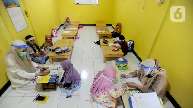 Semangat Anak-Anak TPA Belajar Mengenakan Face Shield