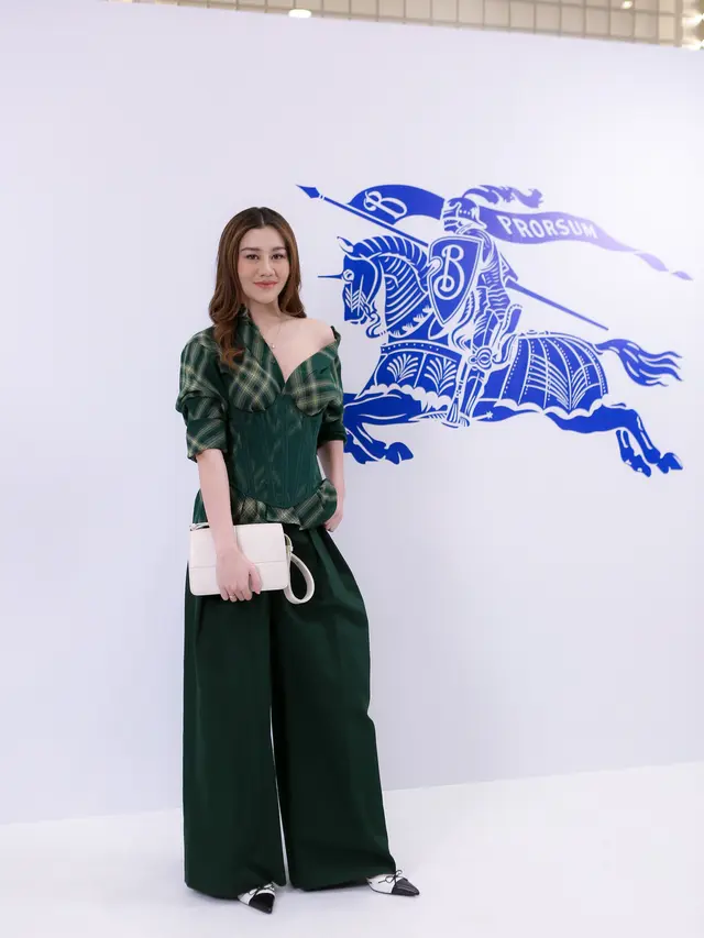 14 Gaya Elegan Artis Wanita Hadiri Acara Burberry Outerwear 2024 di Jakarta, Mikha Tambayong, Syifa Hadju, hingga Aaliyah Massaid