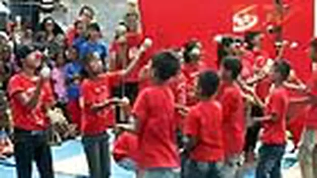 Anak Kurang Mampu Diajari Main Sirkus