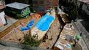 Wujud perahu 'Viracocha III' yang masih dalam proses pembuatan di kota La Paz, Bolivia, Rabu (19/10). Perahu itu dibuat dari tortora yang akan digunakan untuk mengarungi Samudera Pasifik selama enam bulan dari Cile ke Australia. (Reuters/David Mercado)