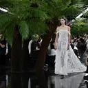 Gaun Pengantin Taylor Swift Masih Misteri, Jonathan Anderson Beri Bocoran di Show Dior?