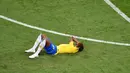 Gelandang Brasil, Fernandinho berbaring di lapangan setelah kecewa kalah dari Belgia pada laga perempat final Piala Dunia 2018 di Stadion Kazan Arena, Jumat (6/7). Brasil terdepak dari Piala Dunia 2018 setelah takluk dari Belgia 1-2. (SAEED KHAN/AFP)