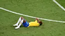 Gelandang Brasil, Fernandinho berbaring di lapangan setelah kecewa kalah dari Belgia pada laga perempat final Piala Dunia 2018 di Stadion Kazan Arena, Jumat (6/7). Brasil terdepak dari Piala Dunia 2018 setelah takluk dari Belgia 1-2. (SAEED KHAN/AFP)