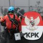 Pekerja membersihkan debu yang menempel pada tembok dan logo KPK di Gedung KPK, Jakarta, Rabu (21/11). Pemprov Papua merupakan daerah yang memiliki risiko korupsi tertinggi dengan. (Merdeka.com/Dwi Narwoko)