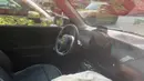 Interiornya terlihat masih mengusung model center facia ala mini klasik. Namun layarnya terlihat tipis yang sangat futuristis. Selain itu, speedo meter di balik kemudi hilang dan digantikan dengan head up display. (Source: Twitter/@GregKable)