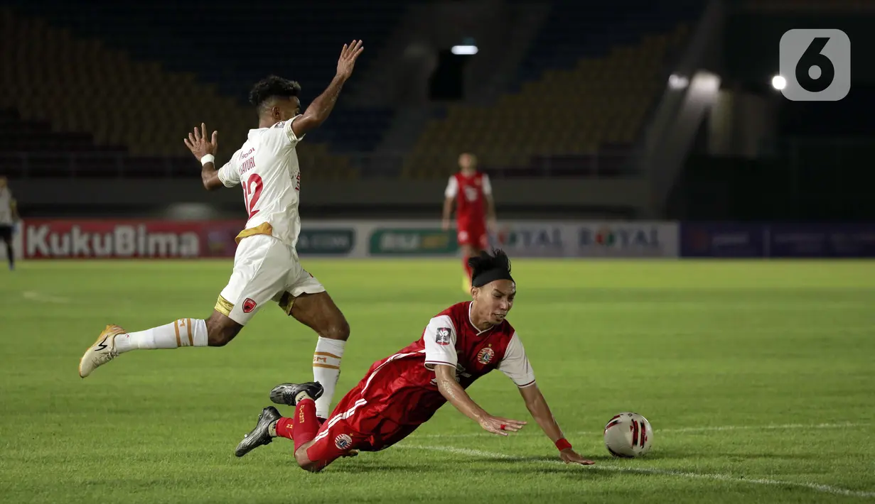 Pemain PSM Makassar, Yakob Sayuri (kiri) menghadang laju pemain Persija Jakarta, Novri Setiawan dalam pertandingan semifinal leg media Piala Menpora 2021 di Stadion Manahan, Solo, Minggu (18/4/2021). (Bola.com/Ikhwan Yanuar)