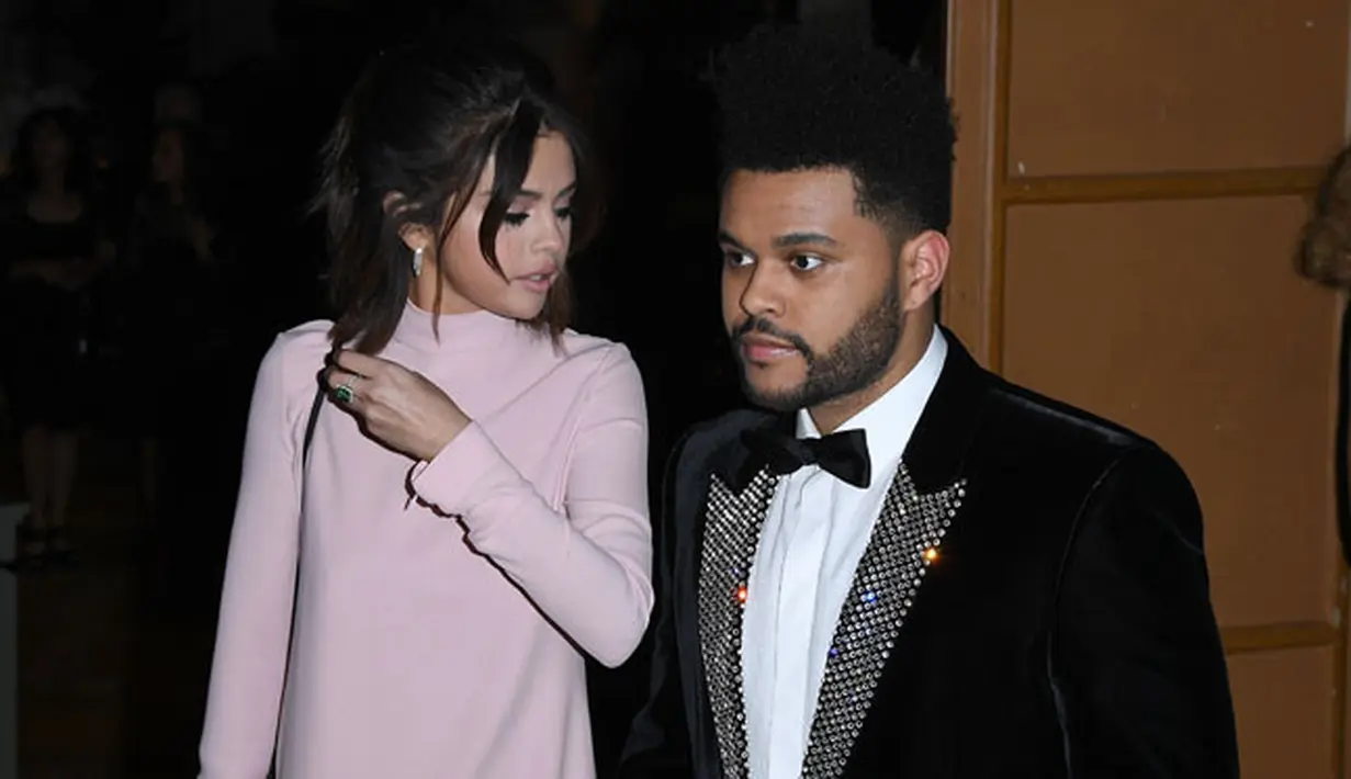 Kabar menyedihkan datang dari pasangan Selena Gomez dan The Weeknd. Setelah menjalin hubungan spesial selama 10 bulan, keduanya pun dikabarkan putus. Benarkah? (AFP/Angela Weiss)