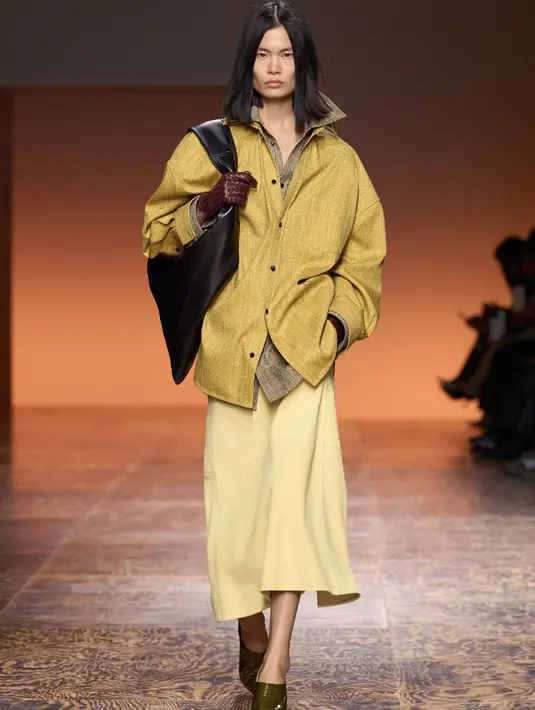 Bottega Veneta yang menjadi salah satu brand dengan tampilan logo minimalis berhasil hadirkan ciri khas dengan pesona ikonisnya tersendiri.  [Foto: Bottega Veneta.dok]