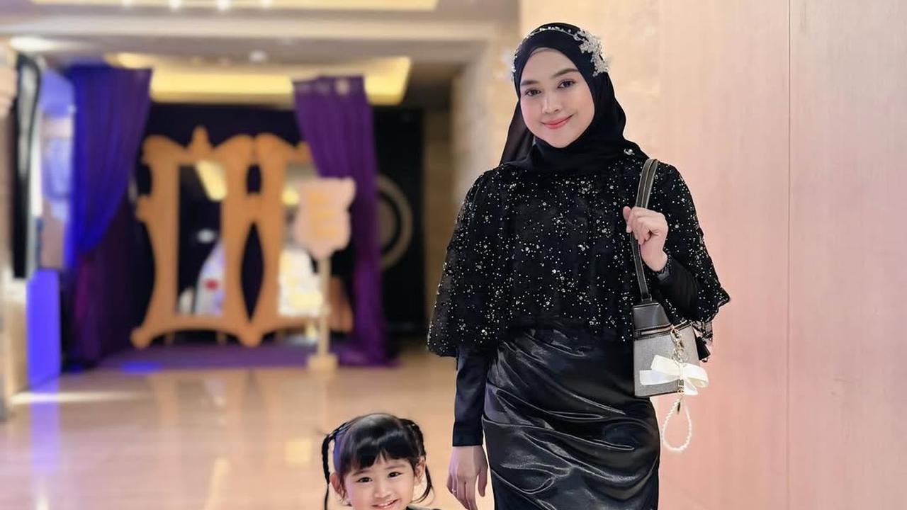 Potret Ria Ricis dengan Outfit Serba Hitam yang Elegan dan Stylish