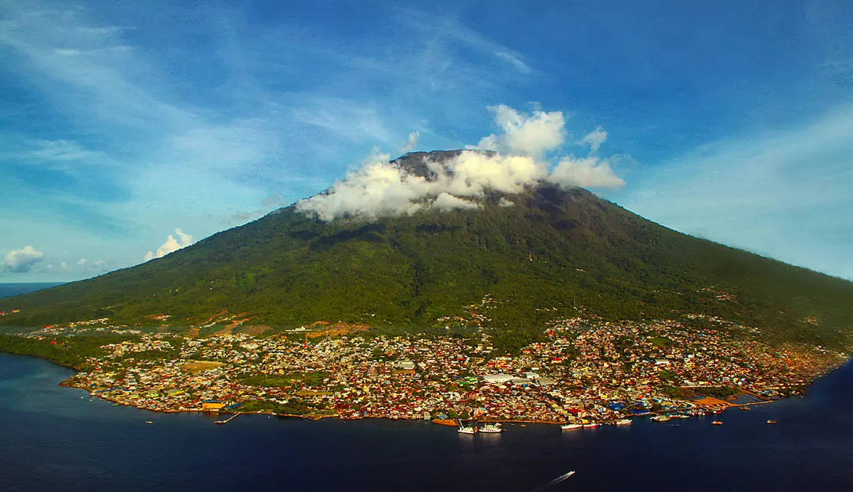 Gunung Gamalama di Kota Ternate, Maluku Utara, masih menyemburkan abu vulkanik. Namun status gunung itu tetap waspada (Level II). (Istimewa)