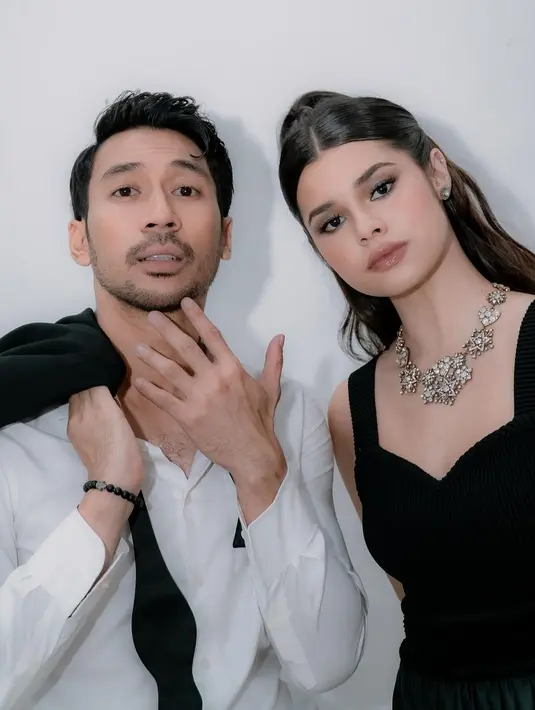 Mata menjadi fokus utama dalam riasan ini, dengan penggunaan eyeshadow bernuansa hangat dan shimmer yang menambah kedalaman pada kelopak mata. Eyeliner yang tajam dan winged memberi tampilan mata yang lebih besar dan tegas, menciptakan kesan dramatis ala bintang film Hollywood. Bulu mata tebal dan lentik semakin memperkuat kesan glamor.  [@mariatheodoree].