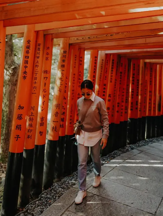 Nikita Willy tampil dengan gaya smart casual yang chic saat berlibur di Jepang. @nikitawillyofficial94.