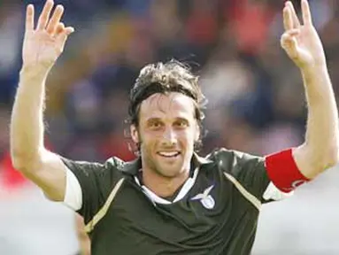 Lazio's midfielder Stefano Mauri (C) celebrates after scoring against Catania during their Serie A football match at Massimino Stadium on April 17, 2011. AFP PHOTO / Marcello PATERNOSTRO