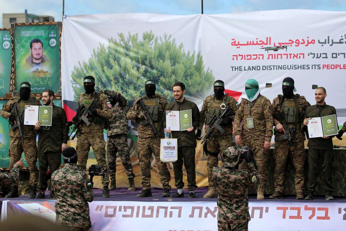 Momen Sandera Israel Cium Kening Pejuang Hamas