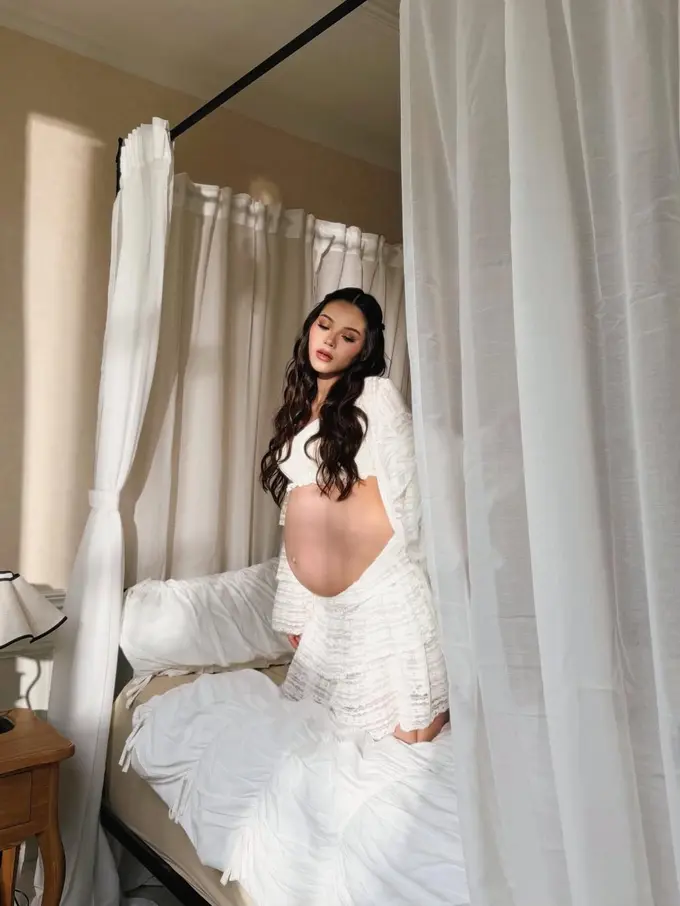 Baby Bump Makin Besar, Gaya Maternity Shoot Alyssa Daguise Tuai Pujian Jelang Jadi Ibu