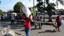 Seorang pria tampak memanggul karung di Terminal Pulo Gadung, Jakarta, Selasa (22/7/2015). Arus balik di Terminal Pulogadung hingga H+4 Lebaran mengalami peningkatan dibanding tahun lalu. (Liputan6.com/Faizal Fanani)