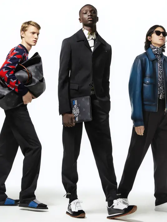 Semua tas ini hadir dengan lambang logo putih besar yang tercekat di sisi depan. Digarisbawahi oleh kulit yang dikepang (Foto: Berluti)