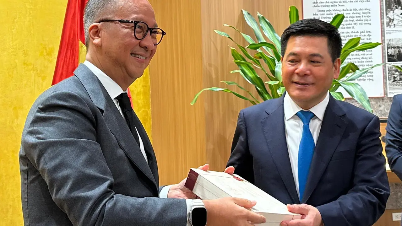 Pertemuan antara Menteri Perindustrian RI Agus Gumiwang Kartasasmita dengan Menteri Perindustrian dan Perdagangan Vietnam Nguyen Hong Dien di Hanoi, Kamis (11/1/2024).