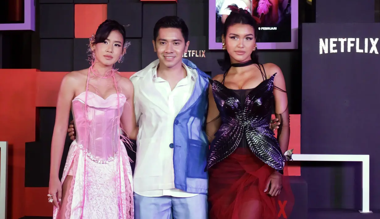 Shenina Cinnamon, Emir Mahira, dan Caitlyn North Lewis di Gala Premiere film Dear David, Rabu (8/2/2023). (Foto: Bambang E. Ros/Fimela)