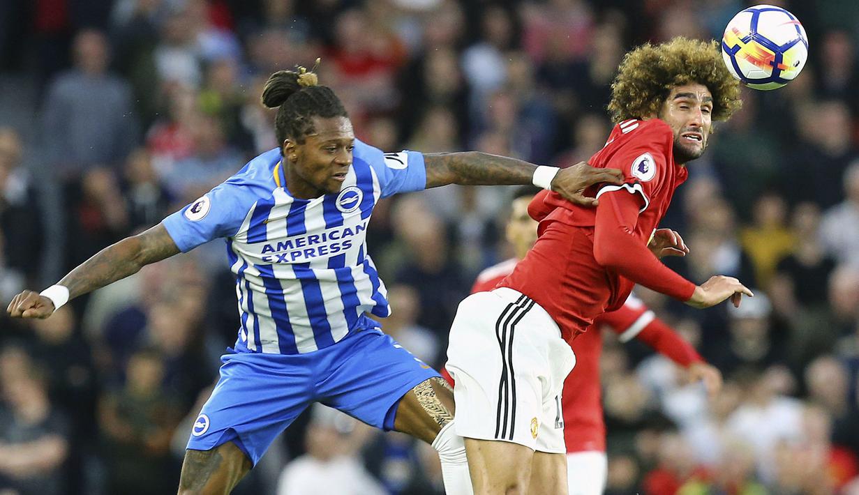 Duel pemain Brighton, Gaetan Bong (kiri0 dengan pemain Manchester United, Marouane Fellaini pada lanjutan Premier League di AMEX Stadium, Brighton, (4/5/2018). MU kalah 0-1 dari Brighton. (Gareth Fuller/PA via AP)