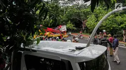 Kondisi bagian belakang mobil setelah tertimpa lampu jalan di kawasan jalan purworejo Menteng, Jakarta, Senin (27/11). Dalam kejadian tersebut tidak ada korban jiwa dalam kejadian tersebut. (Liputan6.com/Faizal Fanani)