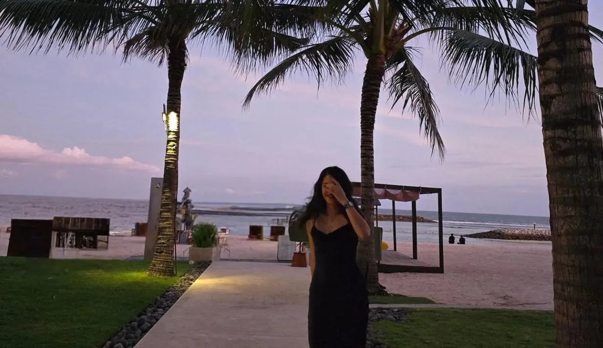 Penampilan cantik yang simpel Dian Sastro disempurnakan dengan gaya rambutnya yang dibiarkan tergerai dan menenteng mini bag, serta memakai kitten heels berwarna putih. [Foto: Instagram/therealdisastr]