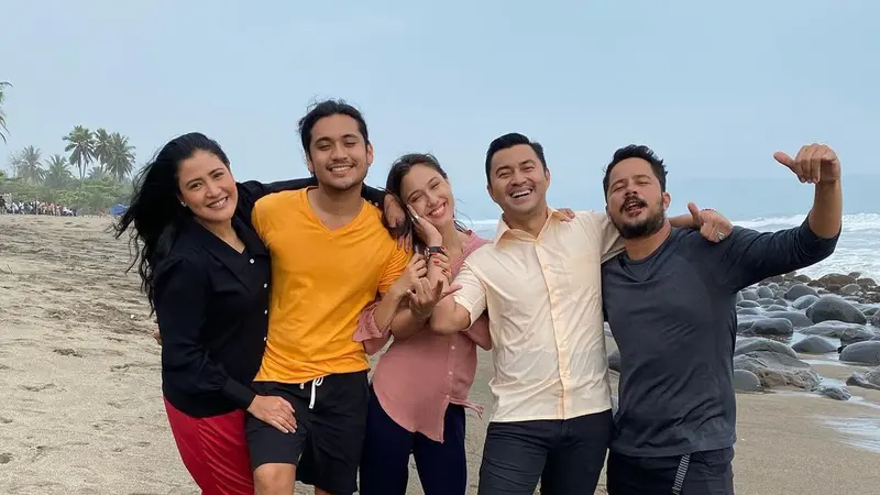 Bintang Love Story The Series syuting di Pelabuhan Ratu (Foto: Instagram @anjasmara)