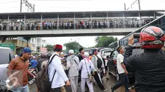 Peserta aksi 2 Desember memadati jembatan penyeberangan orang (JPO) di kawasan Pasar Baru, Jakarta, Jumat (2/12). Aksi berjalan lancar dan damai. (Liputan6.com/Helmi Afandi)