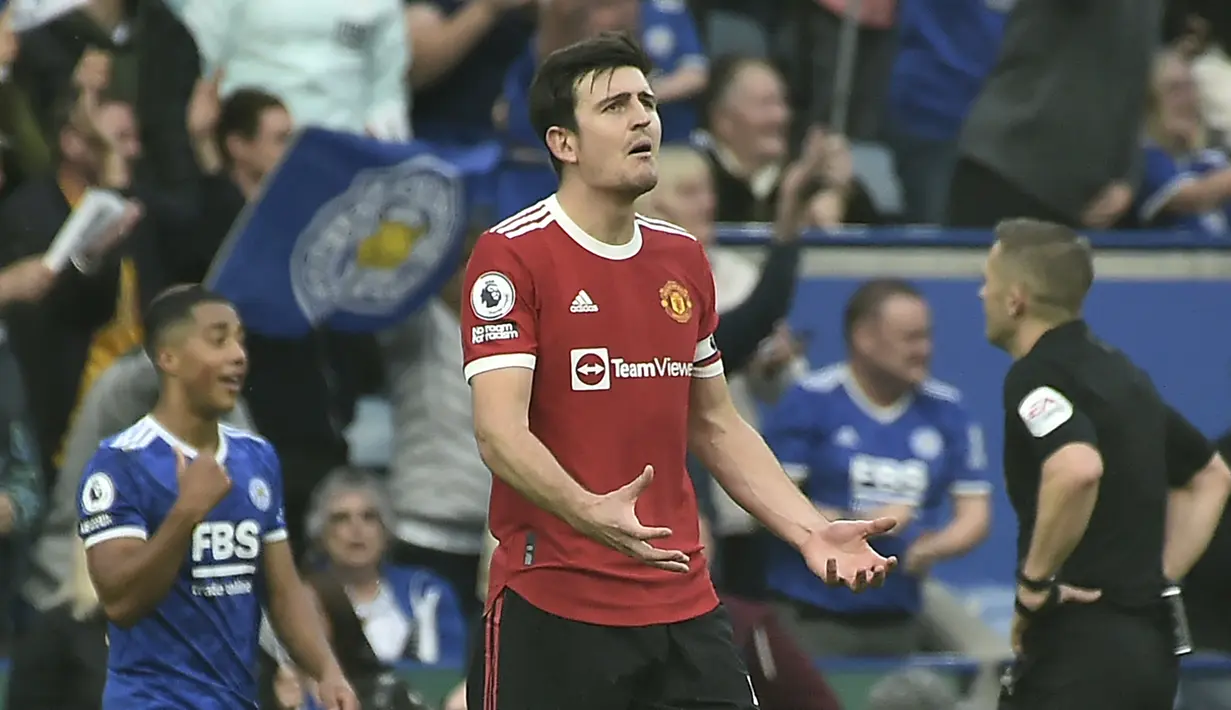 Harry Maguire. Sebagai kapten Manchester United, tentu ia jadi bagian skuat utama pilihan Ole Gunnar Solskjaer. Namun dari banyaknya kesempatan bermain, performanya masih kurang memuaskan dan sesekali masih sering melakukan blunder yang merugikan tim. (AP/Rui Vieira)