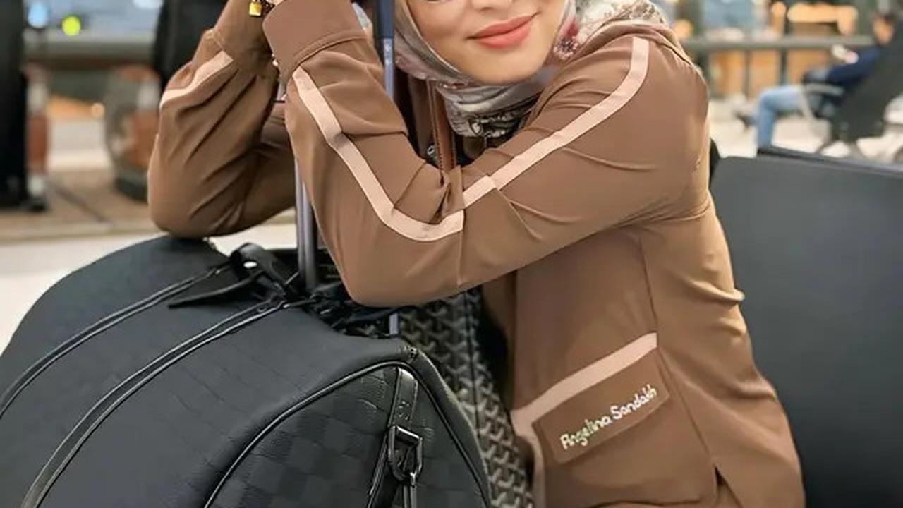 5 Gaya Angelina Sondakh saat di Bandara, Feminin dan Profesional