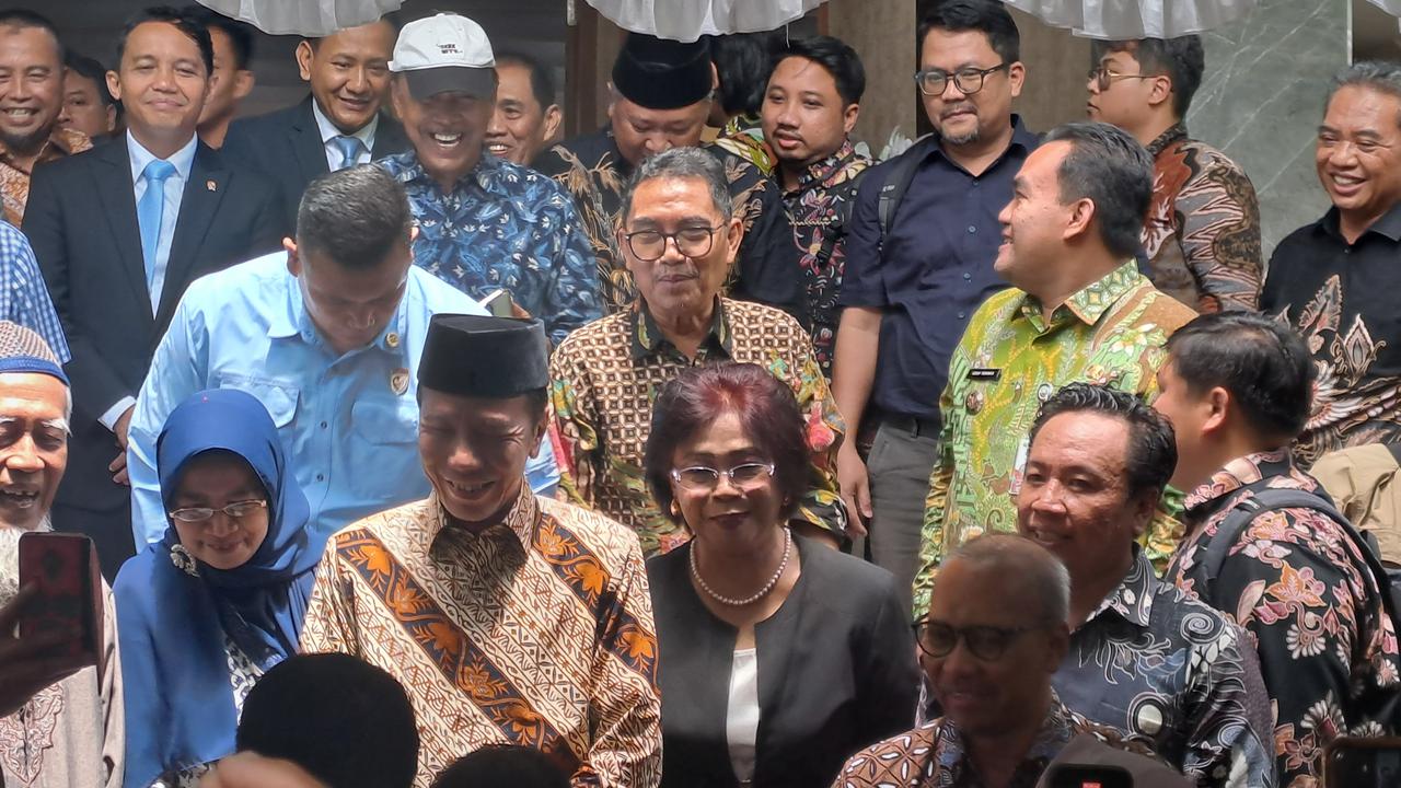 VIDEO: Menhut Raja Juli Pamer Foto Jokowi Ketika Mahasiswa Fakultas Kehutanan di Wisuda UGM
