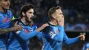 Pemain Napoli, Piotr Zielinski, melakukan selebrasi setelah mencetak gol ke gawang Eintracht Frankfurt pada laga Liga Champions di Stadion Diego Armando Maradona, Kamis (16/3/2023). Napoli menang dengan skor 3-0. (AP Photo/Gregorio Borgia)