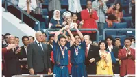 Dua pemain Timnas Argentina U-20, Diego Markic dan Juan Roma Riquelme mengangkat trofi juara pada Piala Dunia U-20 1997 yang berlangsung di Malaysia. (Dok. FIFA)