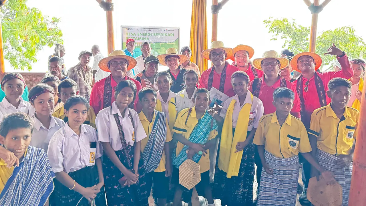 Pertamina bersama masyarakat membangun ruang kolaborasi di bibir bukit Desa Lamalera B, Lembata, Nusa Tenggara Timur, untuk pengembangan ekonomi dan pelestarian budaya masyarakat adat. (Liputan6.com)