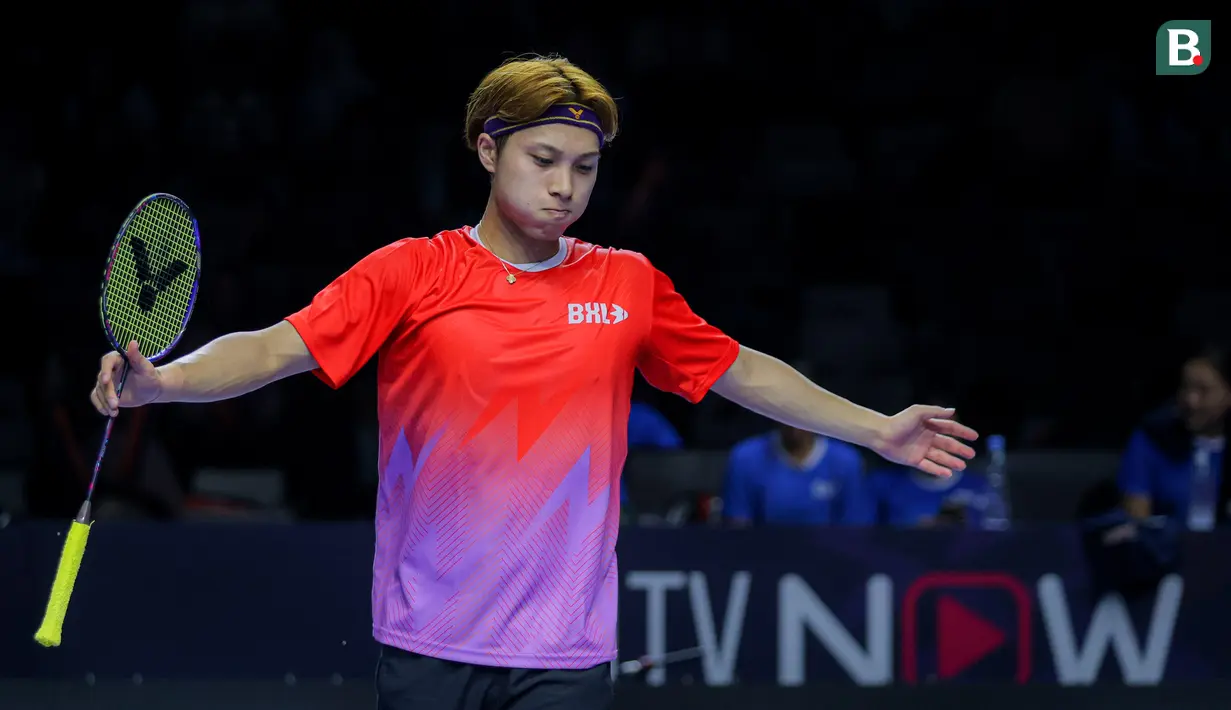 Pebulu tangkis Jepang, Kodai Naraoka dari tim Rockets melakukan selebrasi setelah mencetak poin dalam laga tunggal putra Badminton XL 2025 melawan Viktor Axelsen dari tim Lightning di Istora Senayan, Jakarta, Sabtu (04/10/2025). (Bola.com/Bagaskara Lazuardi)