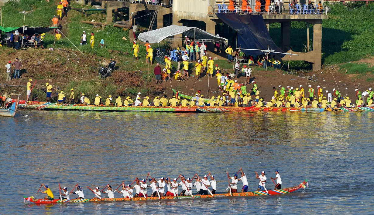 Para peserta mendayung perahu naga mereka selama latihan untuk Festival Air tahunan di sungai Tonle Sap di Phnom Penh (21/11). Festival Air adalah perayaan Tahun Baru yang terjadi di negara-negara Asia Tenggara. (AFP Photo/Tang Chhin Sothy)