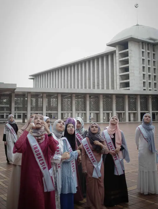 Peserta Puteri Muslimah Asia 2018 saat tour Mesjid Istiqlal, Jakarta, Kamis (3/4). Kegiatan tersebut diikuti perwakilan sejumlah negara Asia. (Liputan6.com/Faizal Fanani)