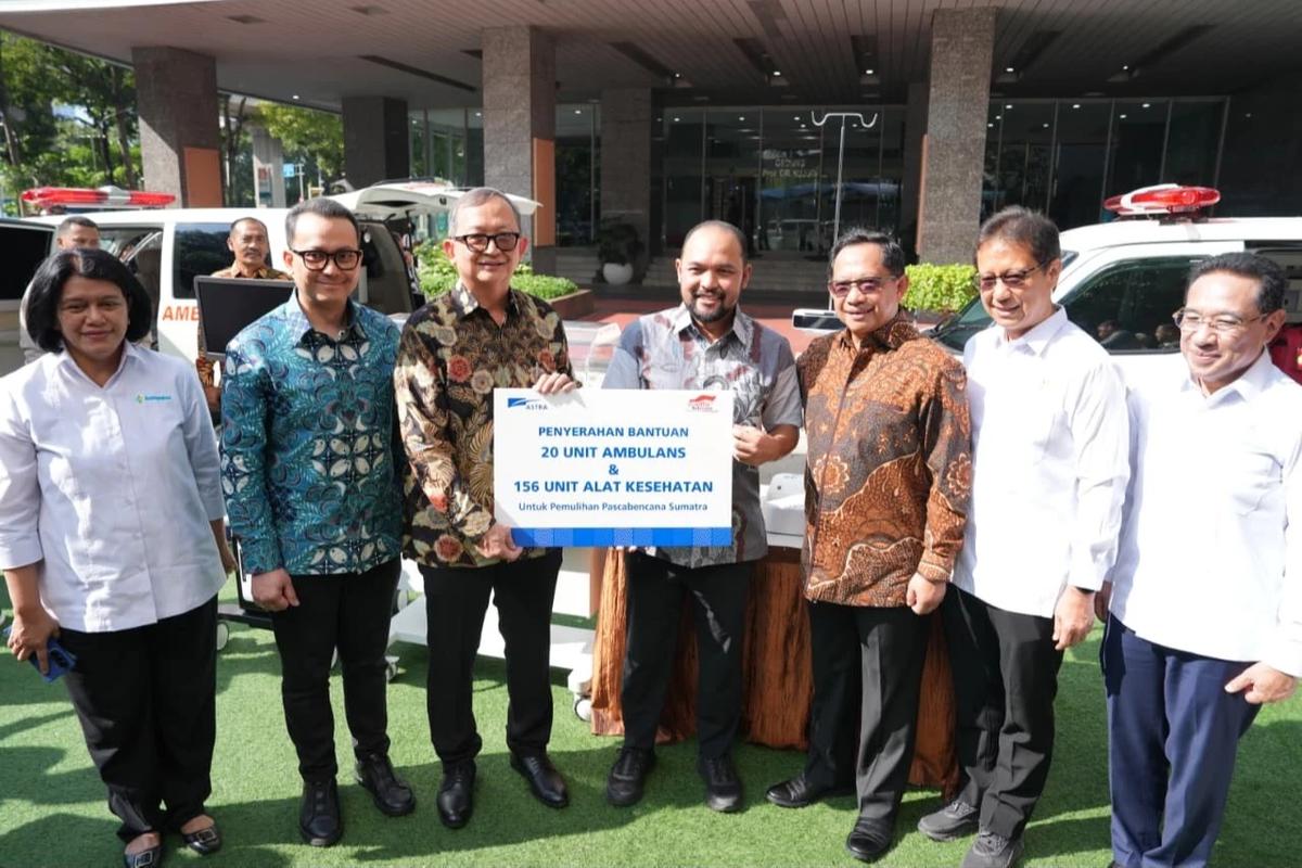 Mendagri Tito Karnavian dalam acara penyerahan bantuan ambulans kepada daerah terdampak bencana